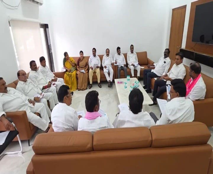 గ్రాడ్యుయేట్ ఎమ్మెల్సీపై కేటీఆర్ సమీక్ష - Udayam