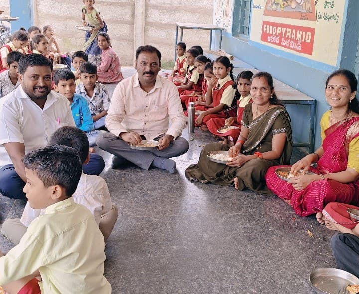 మధ్యాహ్న భోజనం తనిఖీ చేసిన సర్పంచ్