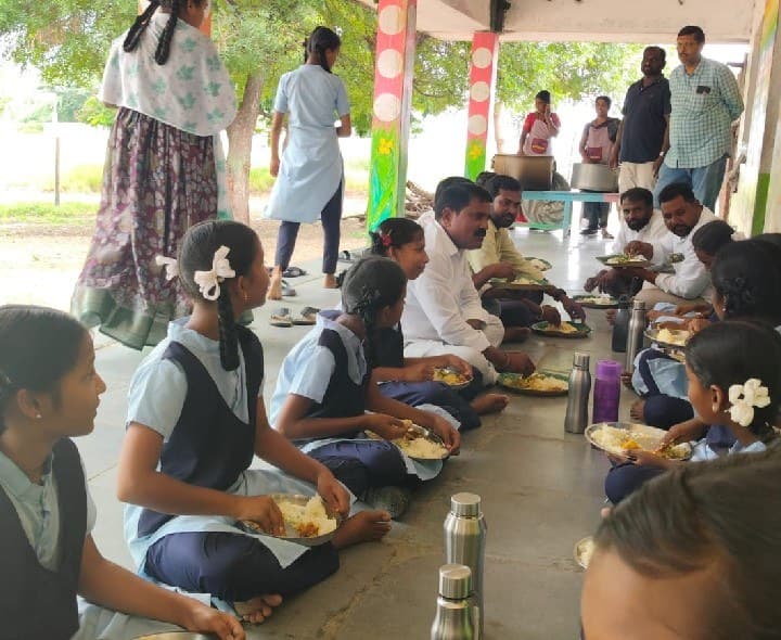 మధ్యాహ్న భోజనాన్ని తనిఖీ చేసిన సర్పంచ్ - Udayam