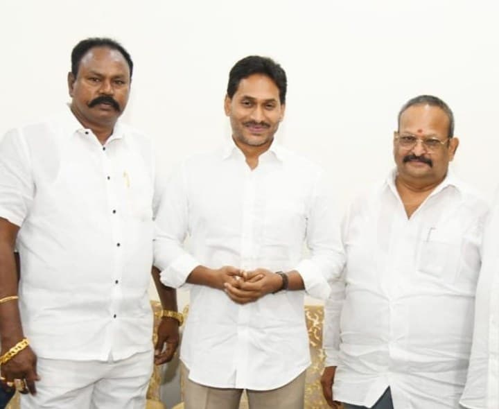 మాజీ సీఎంతో కోలగట్ల భేటీ - Udayam