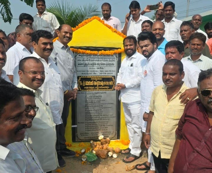 బీటీ రోడ్డు పునర్నిర్మాణానికి శంకుస్థాపన - Udayam