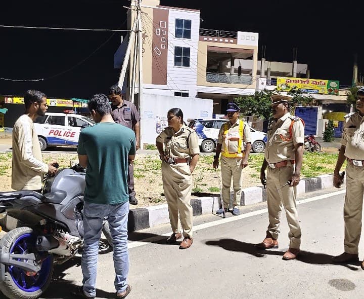 అర్ధరాత్రి నాఖాబందీ.. ఎస్పీ డి.జానకి ఆకస్మిక తనిఖీలు