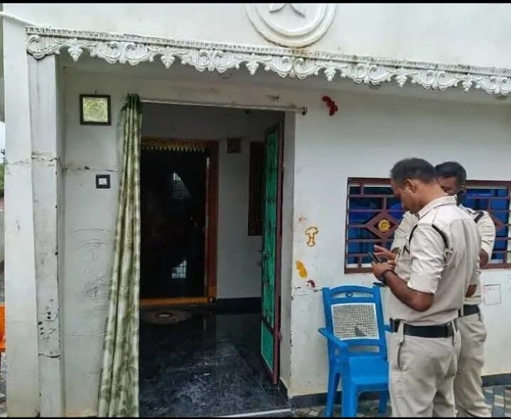 గణేష్ నిమజ్జనానికి వెళ్తే.. ఇంట్లో దొంగలు పడ్డారు
