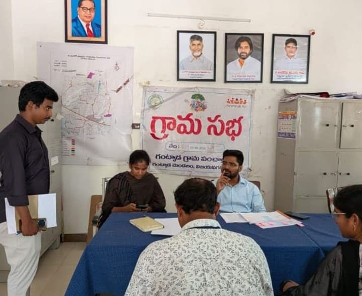సచివాలయాన్ని తనిఖీ చేసిన జేసీ - Udayam
