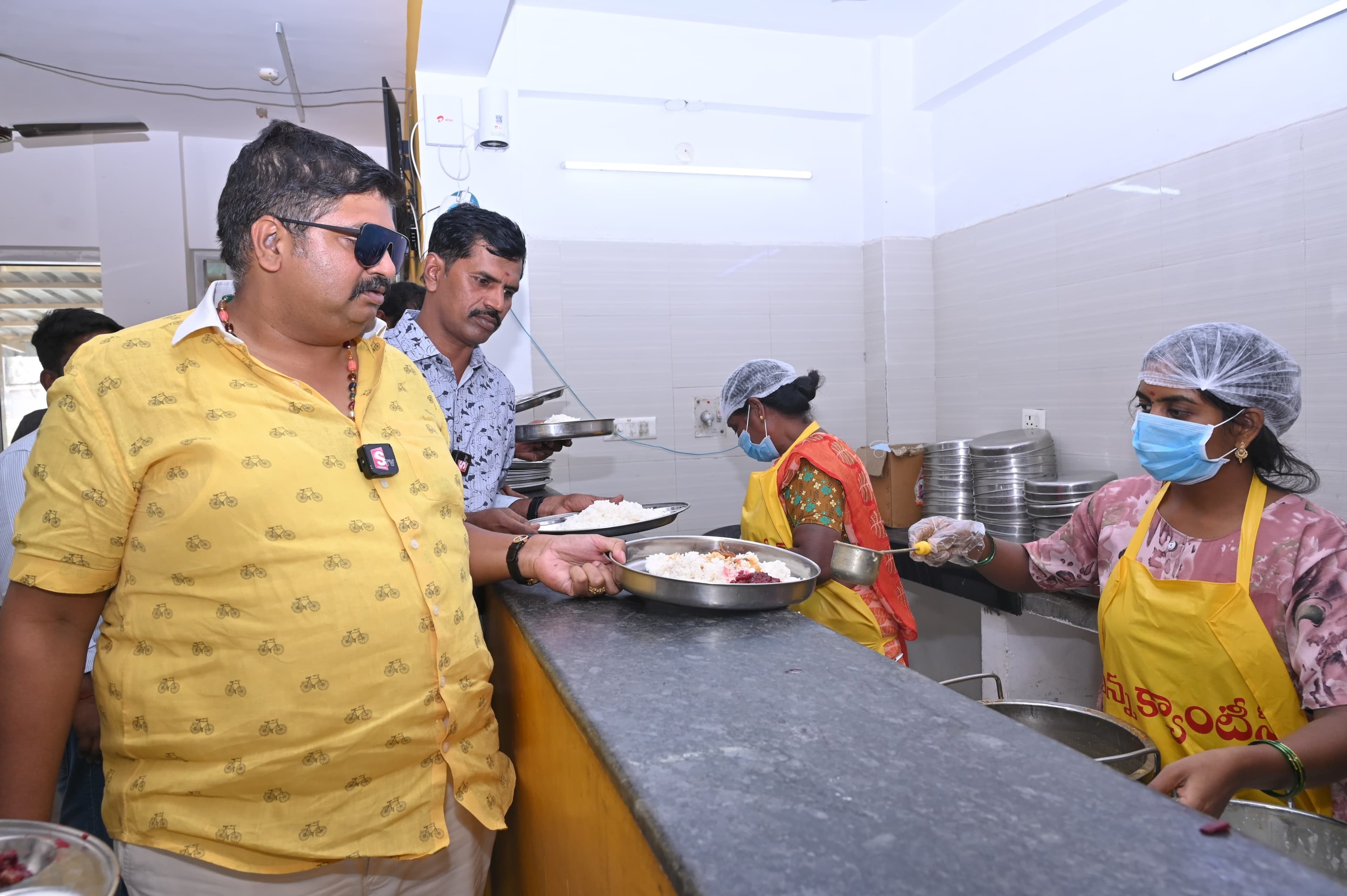 అన్నా క్యాంటీన్‌లో ఎమ్మెల్యే గురజాల జగన్ మోహన్ భోజనం - Udayam Digital