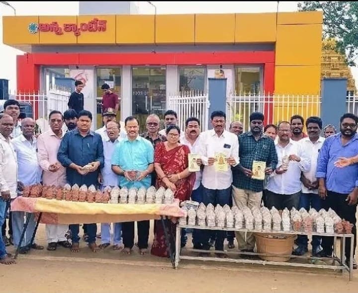మట్టి విగ్రహాలతో పర్యావరణ పరిరక్షణ - Udayam