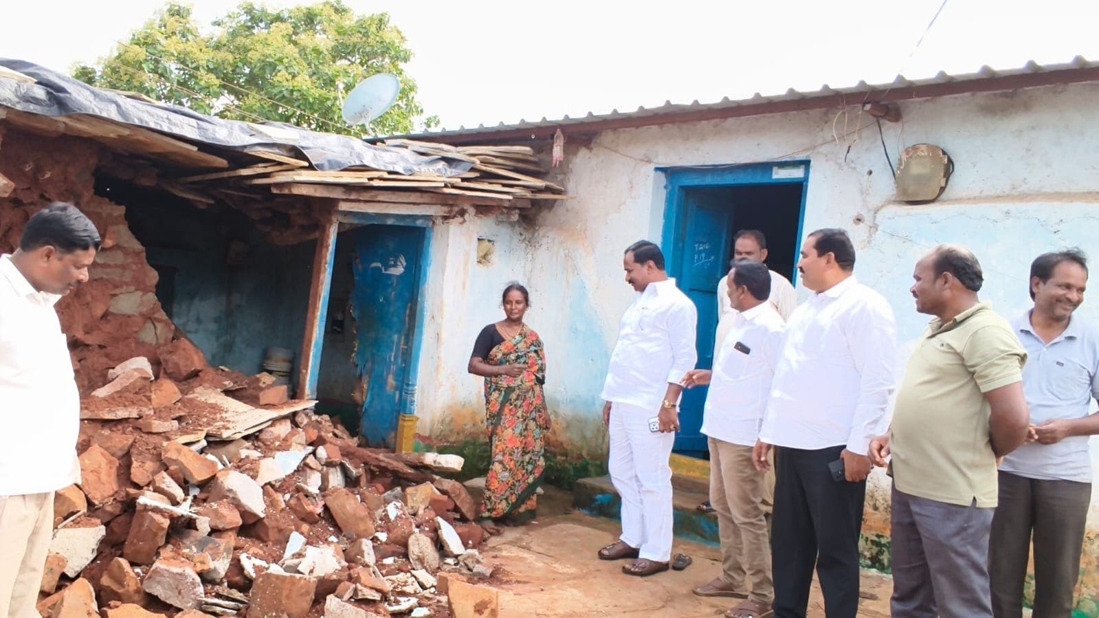 వర్షానికికూలిన ఇల్లును పరిశీలించిన వికారాబాద్ టౌన్ కాంగ్రెస్ పార్టీ అధ్యక్షులు వైస్ చైర్మన్. సుధాకర్ రెడ్డి.
