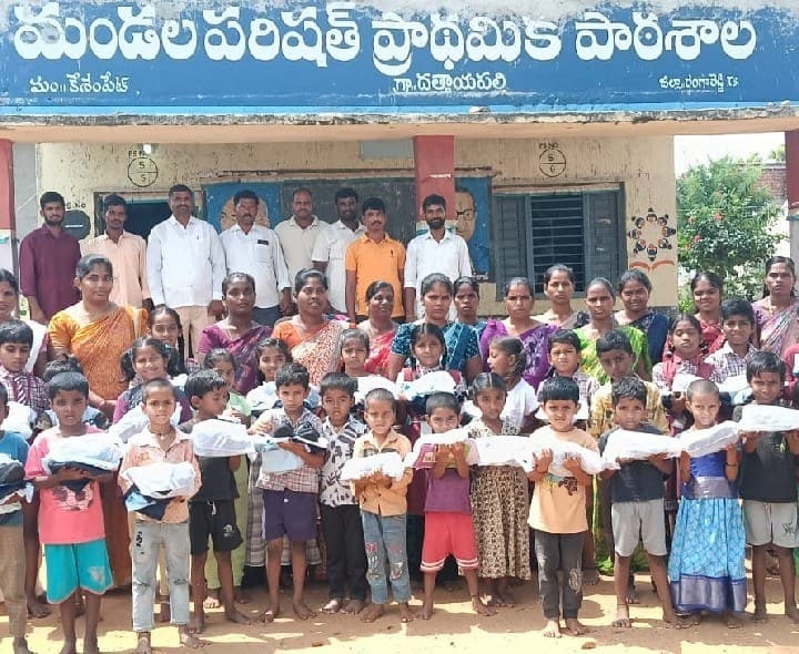 పేద విద్యార్థులకు యూనిఫామ్, షూస్ పంపిణీ - Udayam