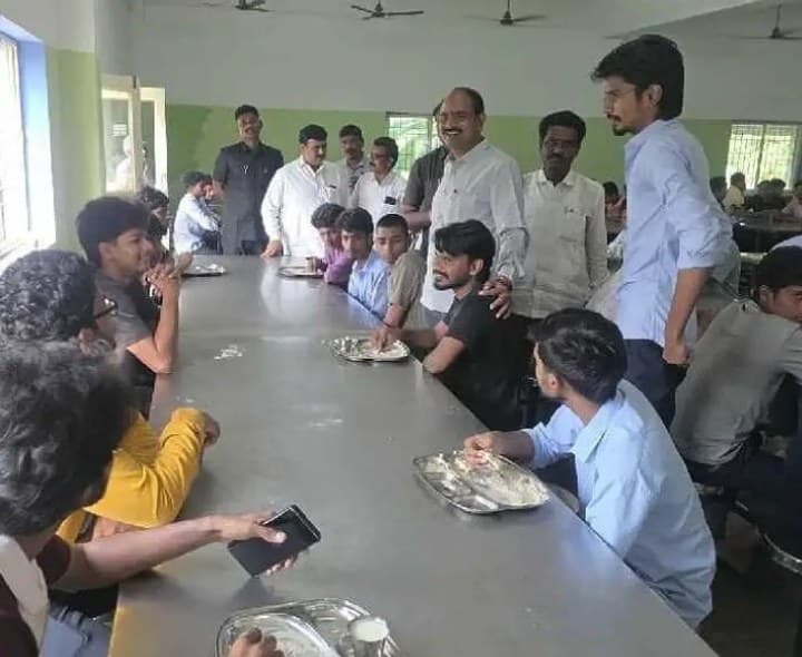 అంబేడ్కర్ యూనివర్సిటీలో విద్యార్థులతో ఎంపీ భేటీ - Udayam