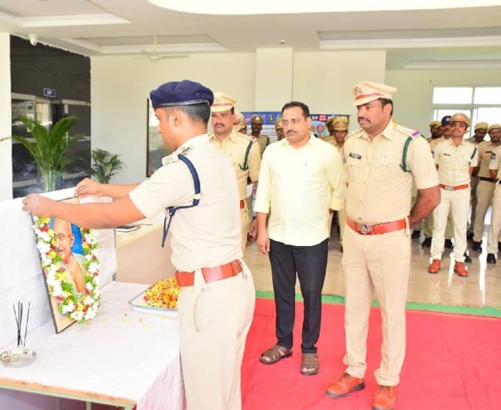 అహింసా మార్గమే గాంధీజీ ఆశయం: ఎస్పీ అశోక్ కుమార్ - Udayam