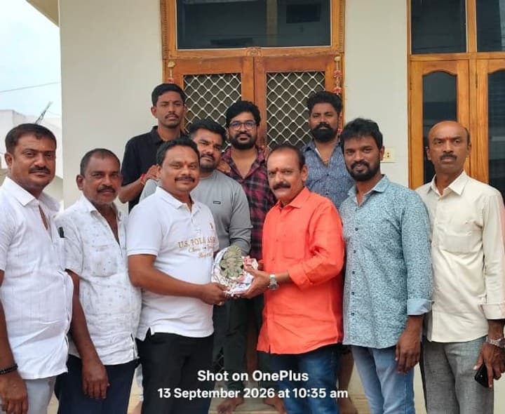 ఆదర్శనగర్‌లో మట్టి గణపతుల పంపిణీ - Udayam