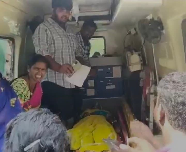 వనపర్తి పెబ్బేరు ప్రధాన రహదారిపై ఆటోను ఢీకొన్న ఆర్టీసీ బస్సు - Udayam