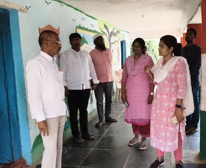 ముక్తాపూర్‌లో సబ్‌కలెక్టర్‌ ఆకస్మిక తనిఖీ - Udayam