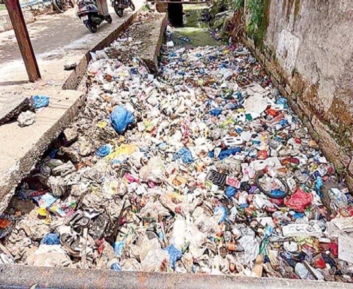 షెడ్డులో వాహనాలు .. రోడ్డుపైన చెత్త - Udayam
