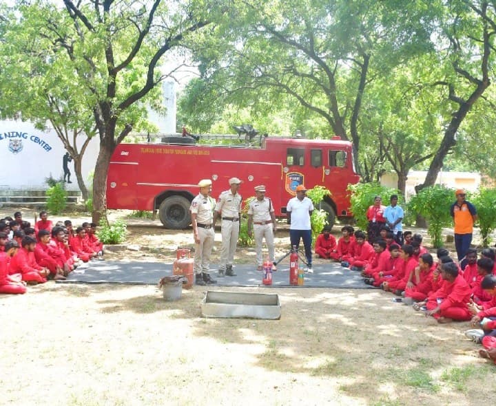 యువ ఆపదమిత్రలకు ఫైర్ సేఫ్టీపై శిక్షణ - Udayam