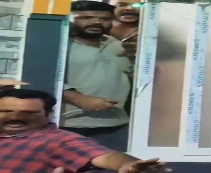 పార్కింగ్ గొడవ.. కత్తులతో బెదిరింపులు - Udayam