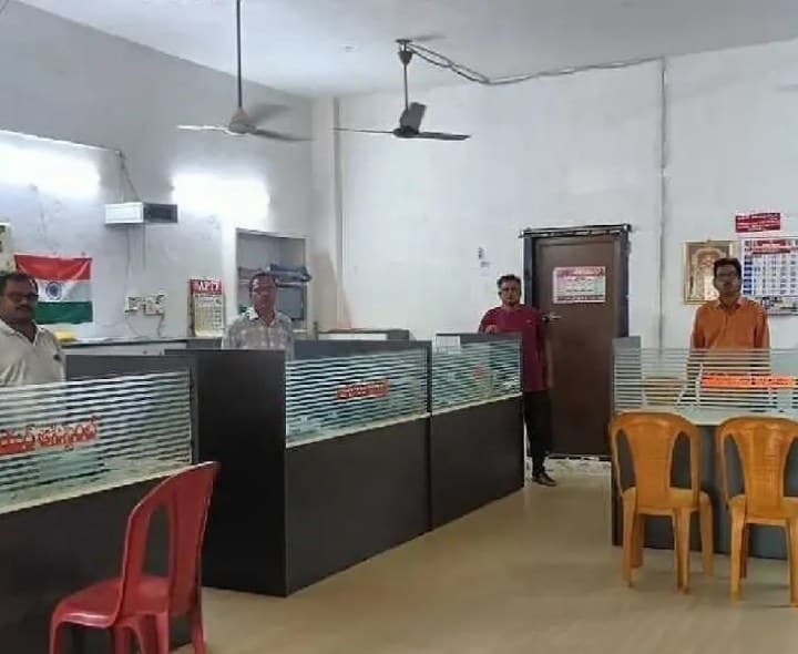 ఇంటింటికి వెళ్లి పెన్షన్లు పంపిణీ చేయాలి - Udayam