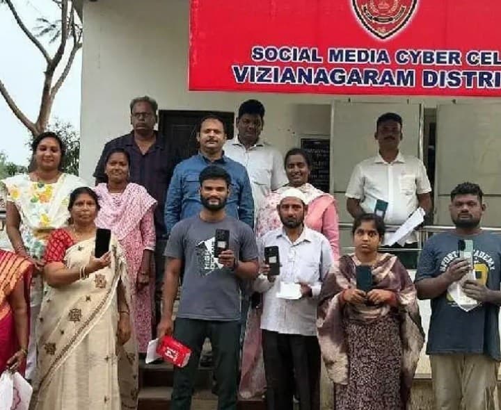 పోగొట్టుకున్న మొబైల్ ఫోన్లు అప్పగింత - Udayam