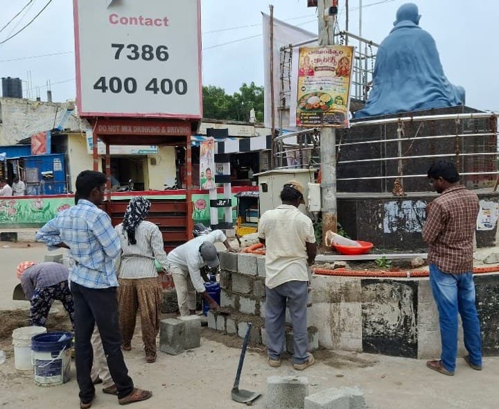 గాంధీ సర్కిల్ వద్ద నిర్మాణంతో ట్రాఫిక్ ఇబ్బందులు - Udayam