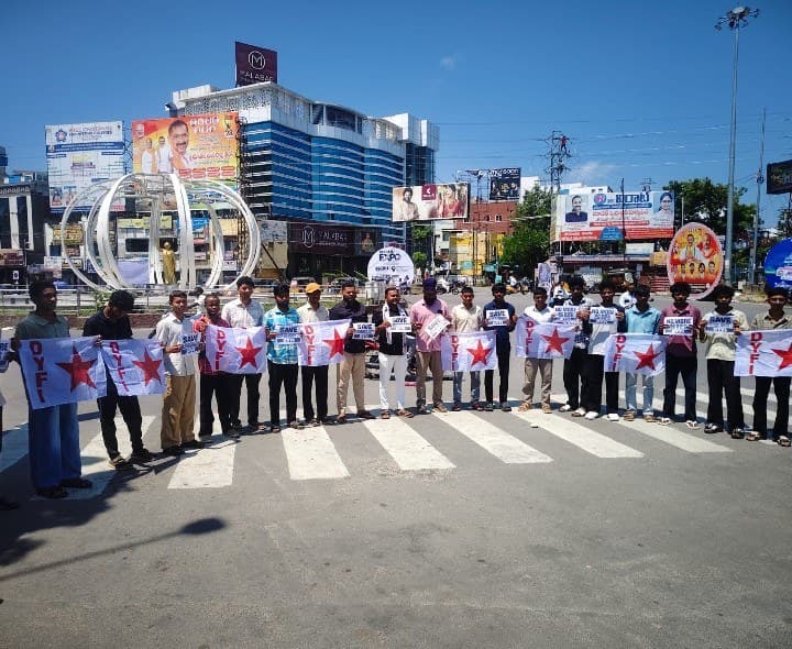 ఎన్నికల సంఘం ఏకపక్ష వైఖరిపై కరీంనగర్‌లో డీవైఎఫ్‌ఐ నిరసన
