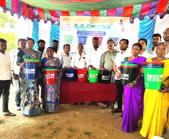 జిల్లాలోనే తొలిసారిగా నాలుగు చెత్త బుట్టల పంపిణ - Udayam