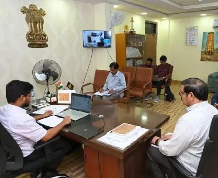 రెవెన్యూ సమస్యలను గడువులోగా పరిష్కరించాలి - Udayam
