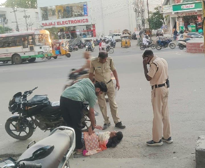  స్పృహ తప్పి పడిపోయిన మహిళ మానవత్వాన్ని చాటుకున్న పోలీసన్నలు