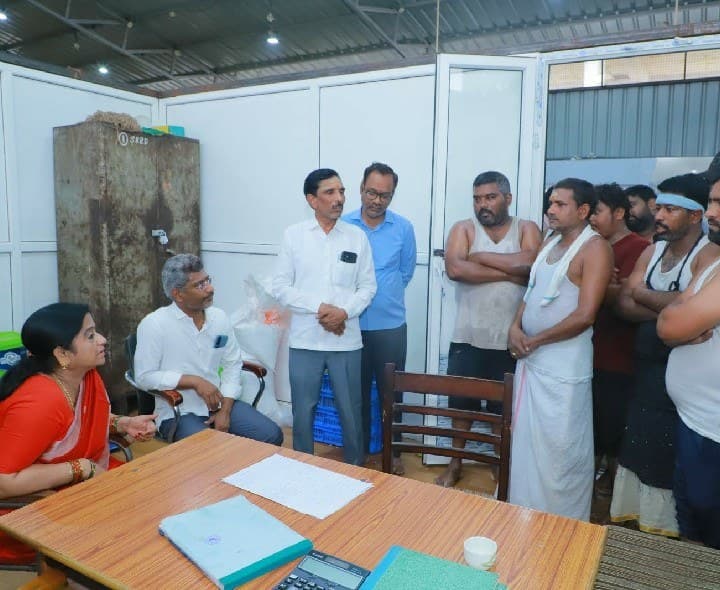 వేములవాడ లడ్డూ సత్రంలో ఈవో ఆకస్మిక తనిఖీ