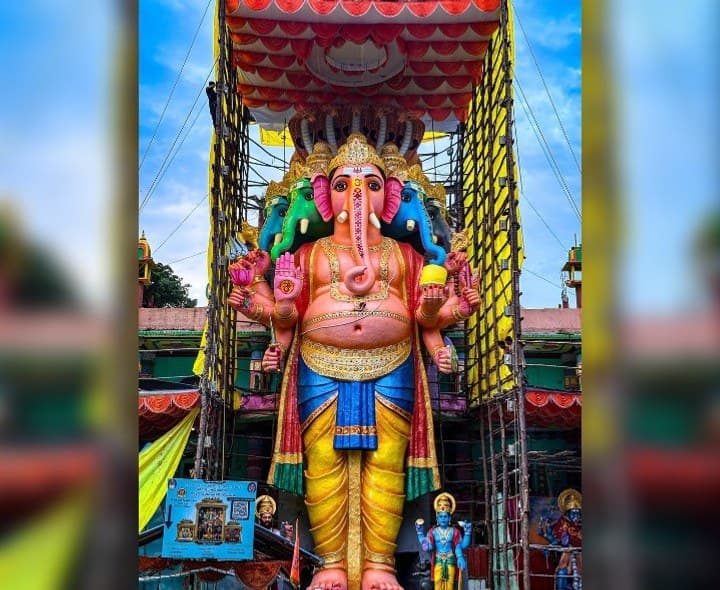 ఖైరతాబాద్ వద్ద భక్తుల రద్దీ.. భారీ లైన్