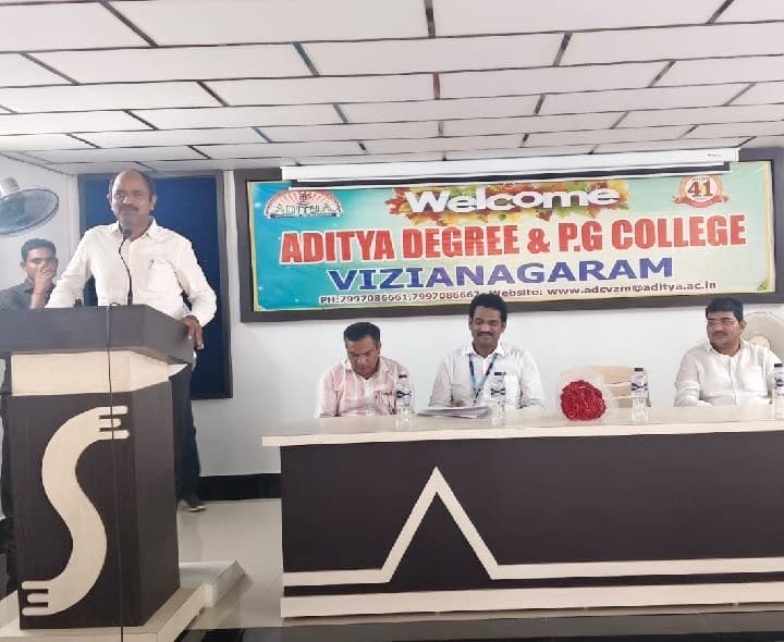 ఉపాధి అవకాశాలపై విద్యార్థులకు ఎంపీ అవగాహన - Udayam