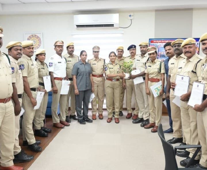 సీపీని కలిసిన నూతన కార్యవర్గం - Udayam