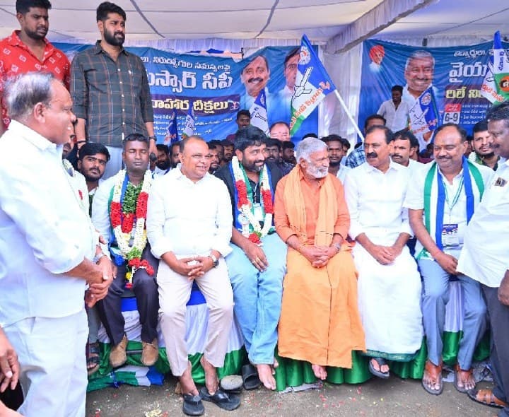 డీఎస్సీ అక్రమాలపై రెండో రోజు రిలే దీక్ష