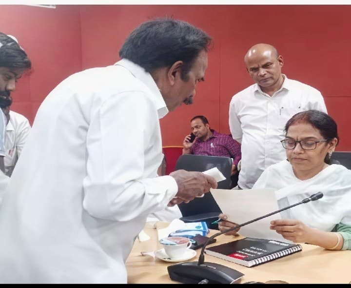 గాంధీ విగ్రహ ఏర్పాటుపై అధికారులకు వినతి - Udayam