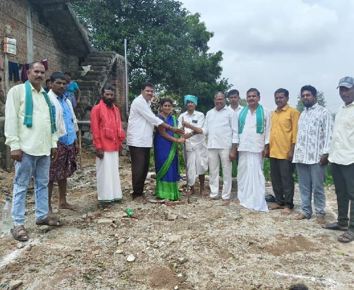 ధర్పల్లి బెలియా తండాలో ఇందిరమ్మ ఇండ్లకు ముగ్గు పోసిన కాంగ్రెస్ నాయకులు - Udayam