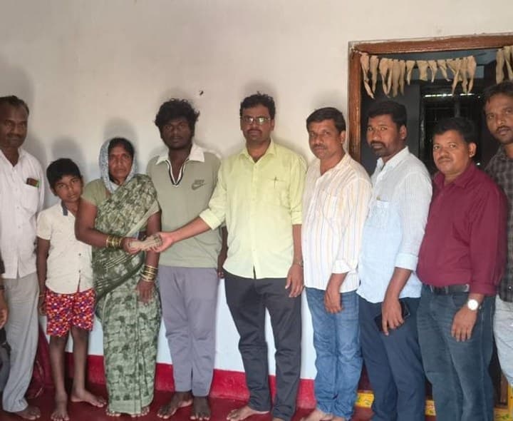 మానవత్వాన్ని చాటుకున్న స్నేహితులు ఒక లక్ష ఆర్థిక సాయం చేసిన స్నేహితులు - Udayam