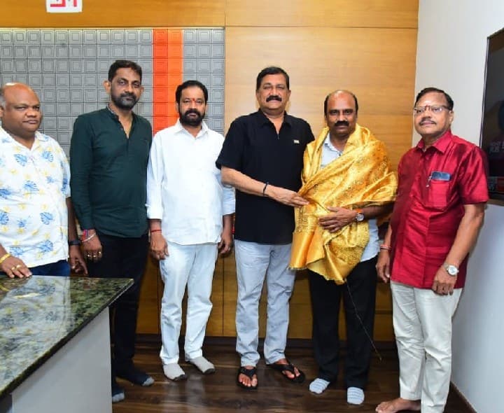గంటా ను కలిసిన జిల్లా కోర్టు పబ్లిక్ ప్రాసిక్యూటర్ శోభన్ - Udayam