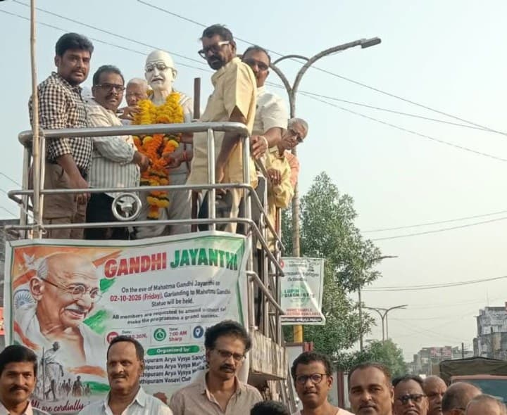 గాంధీ విగ్రహానికి నివాళులు - Udayam