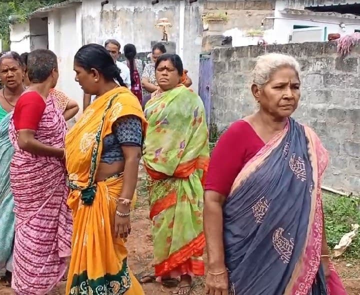 సెల్ టవర్ నిర్మించవద్దంటూ ఆందోళన - Udayam
