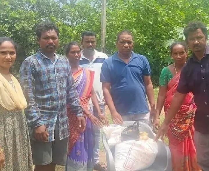 మంగన్నగూడలో బాధితురాలికి నిత్యవసర సరకులు అందజేత - Udayam