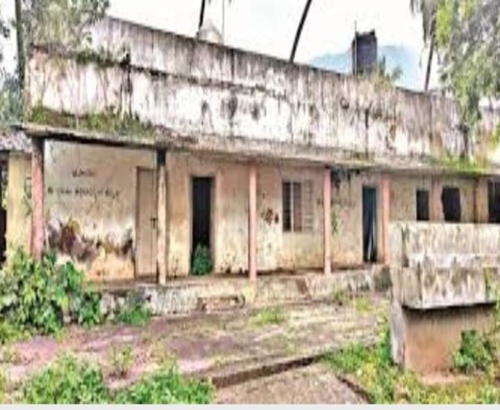 శిథిలావస్థలో తరగతి గదులు - Udayam