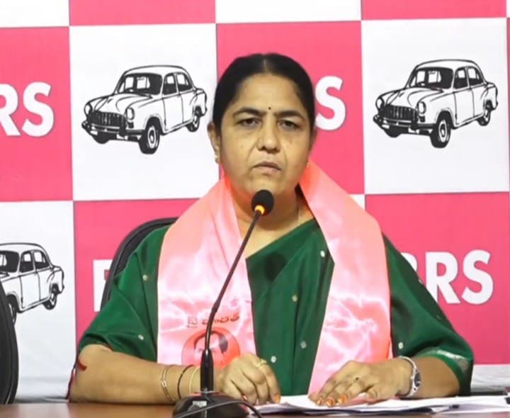 రేషన్ కార్డులపై కాంగ్రెస్‌ నేతల తీరును ప్రశ్నించిన ఎమ్మెల్యే