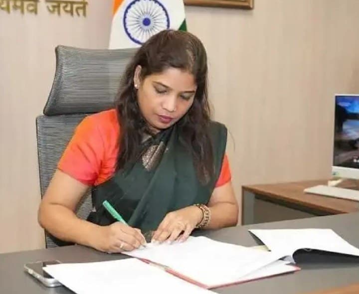 వరుసగా 2 డుమ్మాలు కొడితే టీచర్లు సస్పెండ్