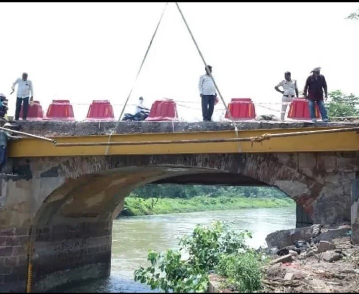 రోడ్డుపై పేడ ఎరువు, జారిపడిన వాహనదారులు