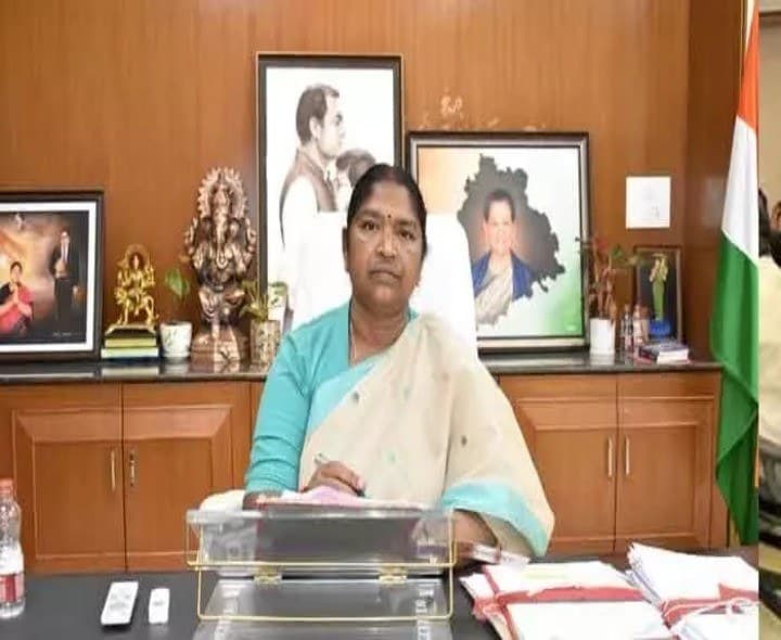 తాగునీటి సమస్యల పరిష్కారానికి మంత్రి సీతక్క సమీక్ష.