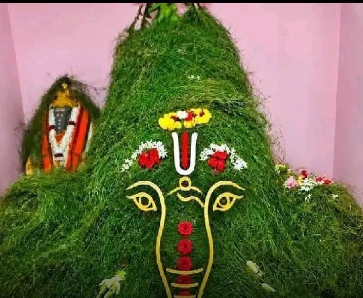 భక్తులను ఆకట్టుకున్న గణపతి - Udayam