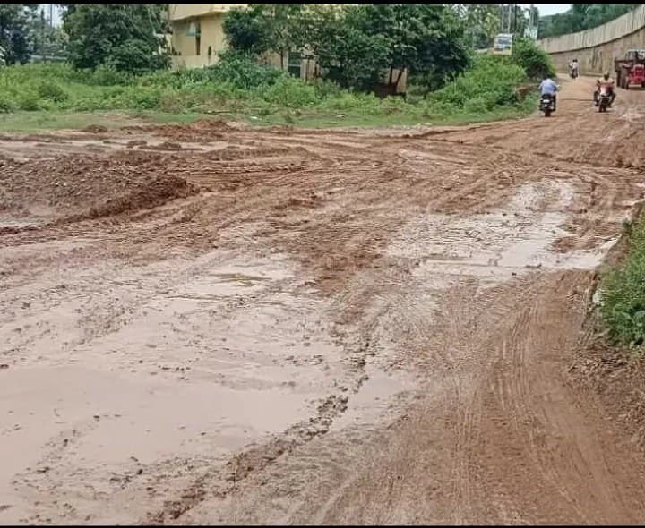 అధ్వానంగా రోడ్డు.. పట్టించుకోని అధికారులు - Udayam