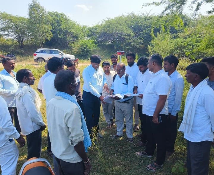 భూ సమస్యలను క్షేత్రస్థాయిలో పరిశీలించిన: ఆర్డిఓ - Udayam