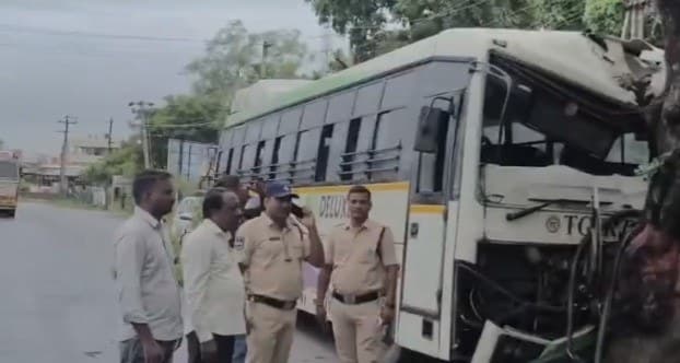 మెట్ పల్లి లో అదుపుతప్పి చెట్టును ఢీకొన్న ఆర్టీసీ బస్సు.. 12 మందికి స్వల్ప గాయాలు - Udayam Digital