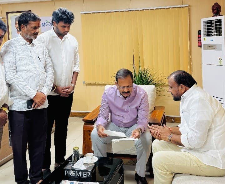 నాగారం డివిజన్ అభివృద్ధిపై కమిషనర్‌తో వజ్రేష్ యాదవ్ చర్చ - Udayam