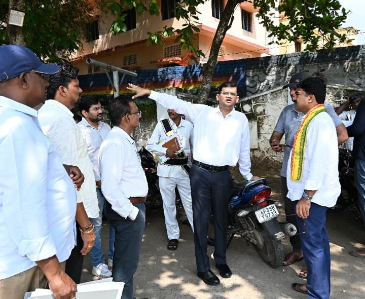 కోడి రామమూర్తి క్రీడా మైదానం పరిశీలన - Udayam